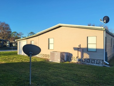 This well maintained and loved 2 bedroom 2 bath home is ready to on Lakes at Leesburg Golf Course in Florida - for sale on GolfHomes.com, golf home, golf lot