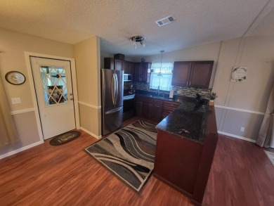 This well maintained and loved 2 bedroom 2 bath home is ready to on Lakes at Leesburg Golf Course in Florida - for sale on GolfHomes.com, golf home, golf lot