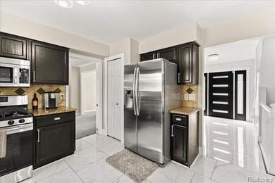 MOVE RIGHT INTO this 5 Bedroom Colonial that has *A LOT* to on Beacon Hill Golf Club in Michigan - for sale on GolfHomes.com, golf home, golf lot