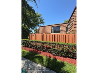 Move-in ready in the heart of Davie close to highways on Pine Island Ridge Country Club in Florida - for sale on GolfHomes.com, golf home, golf lot