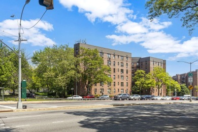 Fully renovated two-bedroom, one-bathroom end unit with elevator on Forest Park Golf Course in New York - for sale on GolfHomes.com, golf home, golf lot