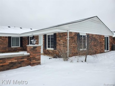 This has the potential to be a GREAT rental. Don't miss this on Maple Lane Golf Club in Michigan - for sale on GolfHomes.com, golf home, golf lot