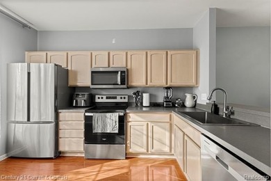 This beautiful 2-bedroom condo in Southfield offers an array of on Evergreen Hills Golf Course in Michigan - for sale on GolfHomes.com, golf home, golf lot