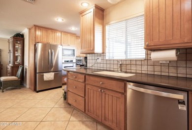 Beautifully maintained 2-bedroom, 2-bath duplex with a 2-car on Sun City Lakes West and East in Arizona - for sale on GolfHomes.com, golf home, golf lot