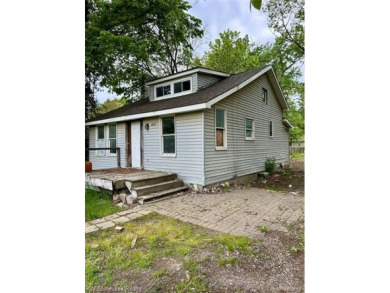 Two bedroom bungalow between Duck Lake and White Lake on a wide on Highland Hills Golf Course in Michigan - for sale on GolfHomes.com, golf home, golf lot