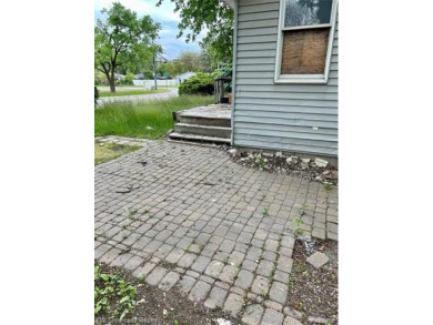 Two bedroom bungalow between Duck Lake and White Lake on a wide on Highland Hills Golf Course in Michigan - for sale on GolfHomes.com, golf home, golf lot