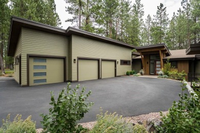 Beautiful single-level home in Widgi Creek, situated on a on Widgi Creek Golf Club in Oregon - for sale on GolfHomes.com, golf home, golf lot
