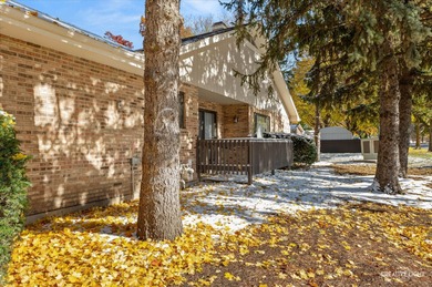 Beautifully maintained ranch-style townhome in Bloomingdale's on Indian Lakes Resort in Illinois - for sale on GolfHomes.com, golf home, golf lot