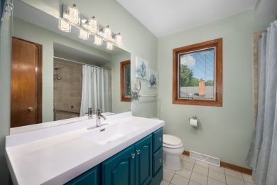 Airy & Elegant Bi-Level Retreat - Move-In Ready in a Great Mount on Mt. Prospect Golf Club in Illinois - for sale on GolfHomes.com, golf home, golf lot