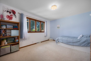 Airy & Elegant Bi-Level Retreat - Move-In Ready in a Great Mount on Mt. Prospect Golf Club in Illinois - for sale on GolfHomes.com, golf home, golf lot