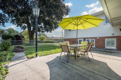 Airy & Elegant Bi-Level Retreat - Move-In Ready in a Great Mount on Mt. Prospect Golf Club in Illinois - for sale on GolfHomes.com, golf home, golf lot