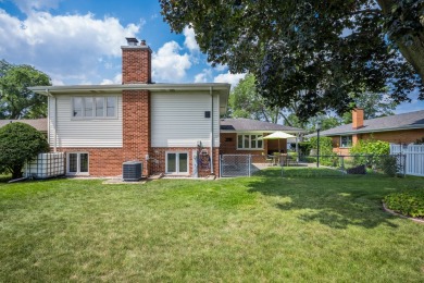 Airy & Elegant Bi-Level Retreat - Move-In Ready in a Great Mount on Mt. Prospect Golf Club in Illinois - for sale on GolfHomes.com, golf home, golf lot