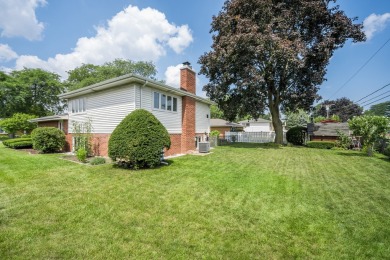 Airy & Elegant Bi-Level Retreat - Move-In Ready in a Great Mount on Mt. Prospect Golf Club in Illinois - for sale on GolfHomes.com, golf home, golf lot