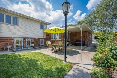Airy & Elegant Bi-Level Retreat - Move-In Ready in a Great Mount on Mt. Prospect Golf Club in Illinois - for sale on GolfHomes.com, golf home, golf lot