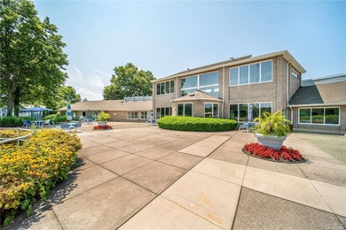 Beautifully maintained 2 Bedroom, 2 Bath *Devon 2* model in on Birchwood at Spring Lake in New York - for sale on GolfHomes.com, golf home, golf lot