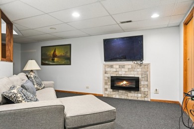 Welcome to this lovely property in a golf course community! It on Poplar Creek Country Club in Illinois - for sale on GolfHomes.com, golf home, golf lot