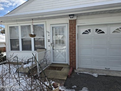 Crestwood Village 1 - 55+ Community.. Light and bright oakwood on Keswick Village Golf Course in New Jersey - for sale on GolfHomes.com, golf home, golf lot