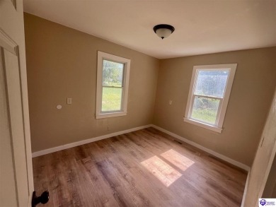 AFFORDABLE HOME 2 bed room 1 bath house with updates. seller on Elizabethtown Municipal Par-3 in Kentucky - for sale on GolfHomes.com, golf home, golf lot