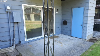 Wonderful property with air conditioning and a swimming pool on Gresham Golf Course in Oregon - for sale on GolfHomes.com, golf home, golf lot