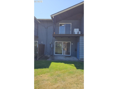 Wonderful property with air conditioning and a swimming pool on Gresham Golf Course in Oregon - for sale on GolfHomes.com, golf home, golf lot