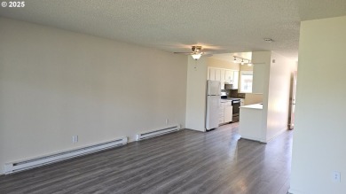 Wonderful property with air conditioning and a swimming pool on Gresham Golf Course in Oregon - for sale on GolfHomes.com, golf home, golf lot