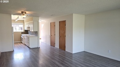 Wonderful property with air conditioning and a swimming pool on Gresham Golf Course in Oregon - for sale on GolfHomes.com, golf home, golf lot