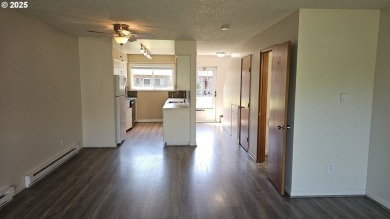 Wonderful property with air conditioning and a swimming pool on Gresham Golf Course in Oregon - for sale on GolfHomes.com, golf home, golf lot