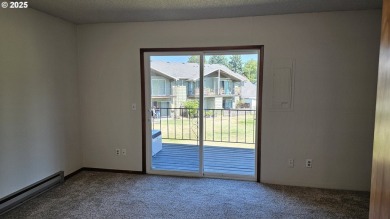 Wonderful property with air conditioning and a swimming pool on Gresham Golf Course in Oregon - for sale on GolfHomes.com, golf home, golf lot