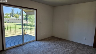Wonderful property with air conditioning and a swimming pool on Gresham Golf Course in Oregon - for sale on GolfHomes.com, golf home, golf lot