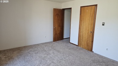 Wonderful property with air conditioning and a swimming pool on Gresham Golf Course in Oregon - for sale on GolfHomes.com, golf home, golf lot