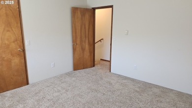 Wonderful property with air conditioning and a swimming pool on Gresham Golf Course in Oregon - for sale on GolfHomes.com, golf home, golf lot