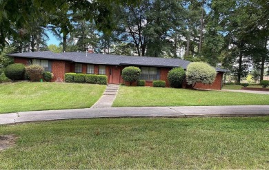 Beautiful home in a nice quiet neighborhood that sits right on Hope Country Club in Arkansas - for sale on GolfHomes.com, golf home, golf lot