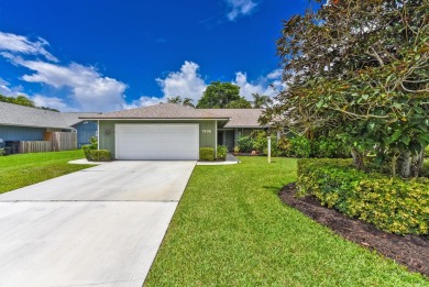 This spacious 3-bedroom, 2-bathroom home with a 2-car garage is on Heritage Ridge Golf Club in Florida - for sale on GolfHomes.com, golf home, golf lot