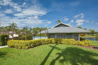 This spacious 3-bedroom, 2-bathroom home with a 2-car garage is on Heritage Ridge Golf Club in Florida - for sale on GolfHomes.com, golf home, golf lot