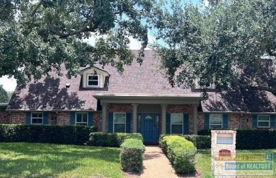 STUNNING 5 bedroom, 4.5 bath open concept with a kitchen that on Harlingen Country Club in Texas - for sale on GolfHomes.com, golf home, golf lot
