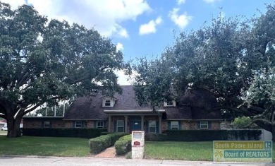 STUNNING 5 bedroom, 4.5 bath open concept with a kitchen that on Harlingen Country Club in Texas - for sale on GolfHomes.com, golf home, golf lot