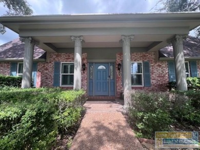 STUNNING 5 bedroom, 4.5 bath open concept with a kitchen that on Harlingen Country Club in Texas - for sale on GolfHomes.com, golf home, golf lot