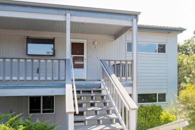 BEAUTIFUL LIGHT AND BRIGHT END UNIT! Don't miss this on Oak Knoll Golf Course in Oregon - for sale on GolfHomes.com, golf home, golf lot