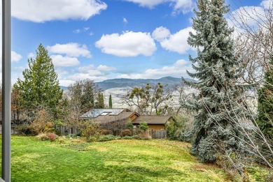 BEAUTIFUL LIGHT AND BRIGHT END UNIT with views of the golf on Oak Knoll Golf Course in Oregon - for sale on GolfHomes.com, golf home, golf lot