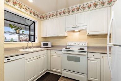 BEAUTIFUL LIGHT AND BRIGHT END UNIT! Don't miss this on Oak Knoll Golf Course in Oregon - for sale on GolfHomes.com, golf home, golf lot