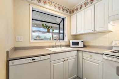 BEAUTIFUL LIGHT AND BRIGHT END UNIT! Don't miss this on Oak Knoll Golf Course in Oregon - for sale on GolfHomes.com, golf home, golf lot