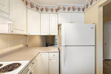 BEAUTIFUL LIGHT AND BRIGHT END UNIT! Don't miss this on Oak Knoll Golf Course in Oregon - for sale on GolfHomes.com, golf home, golf lot