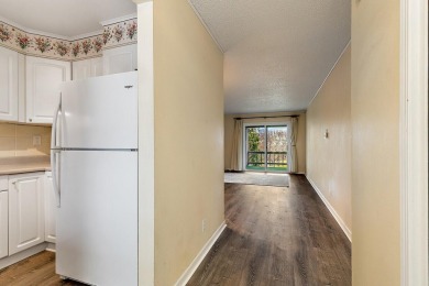 BEAUTIFUL LIGHT AND BRIGHT END UNIT! Don't miss this on Oak Knoll Golf Course in Oregon - for sale on GolfHomes.com, golf home, golf lot