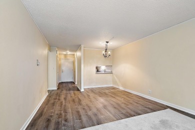 BEAUTIFUL LIGHT AND BRIGHT END UNIT! Don't miss this on Oak Knoll Golf Course in Oregon - for sale on GolfHomes.com, golf home, golf lot