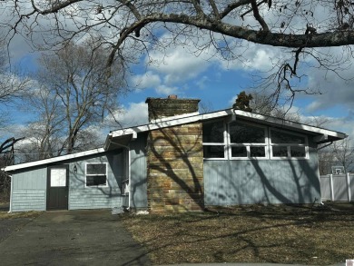 Welcome home to this delightful 3 bedroom charming midcentury on Rolling Hills Country Club in Kentucky - for sale on GolfHomes.com, golf home, golf lot