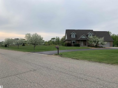This 4 bedroom 2 1/2 bath home is located on 1 acre lot in a on Pohlcat Golf Course in Michigan - for sale on GolfHomes.com, golf home, golf lot