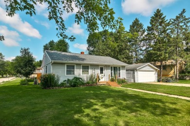 Welcome to this adorable home, waiting for a new owner!  Close on Sandy Hollow Golf Course in Illinois - for sale on GolfHomes.com, golf home, golf lot