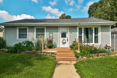 Welcome to this adorable home, waiting for a new owner!  Close on Sandy Hollow Golf Course in Illinois - for sale on GolfHomes.com, golf home, golf lot