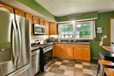 Welcome to this adorable home, waiting for a new owner!  Close on Sandy Hollow Golf Course in Illinois - for sale on GolfHomes.com, golf home, golf lot
