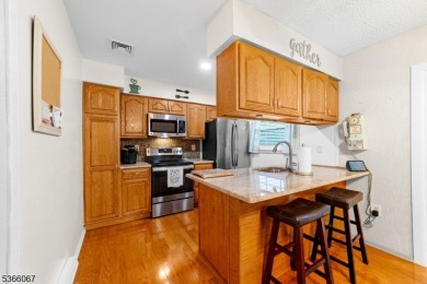 Welcome to this awesome buy in Clearbrook! Enjoy easy living in on Clearbrook Golf Club in New Jersey - for sale on GolfHomes.com, golf home, golf lot